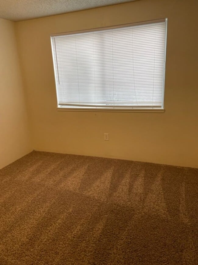 Building Photo - SINGLE LEVEL 2 BEDROOM CONDO