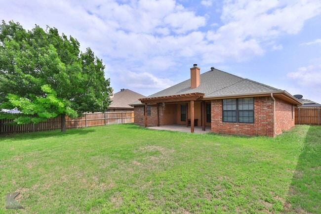 Building Photo - 4 bed 2 bath; newer carpet!