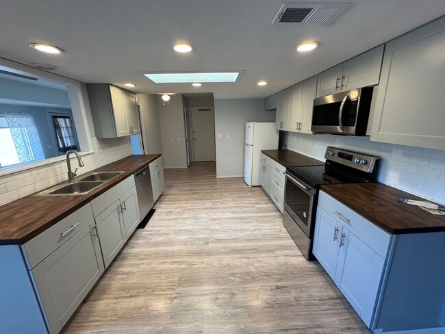 Building Photo - 55+ Sun City Home