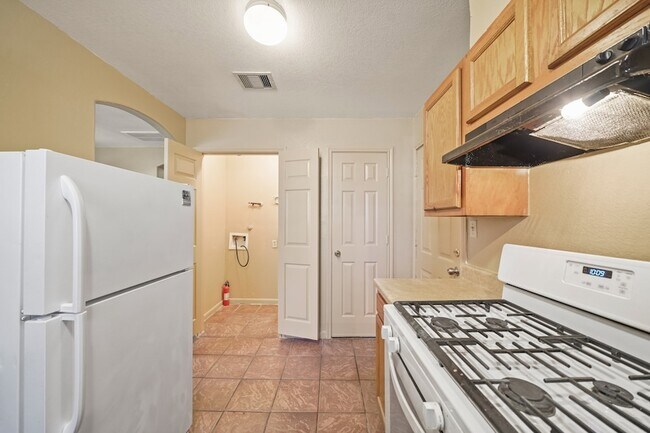 Building Photo - 4636 Mayflower St