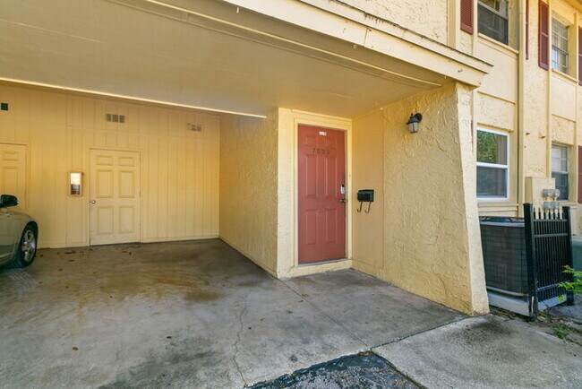 Building Photo - Town Home For Rent in Town 'n' Country!