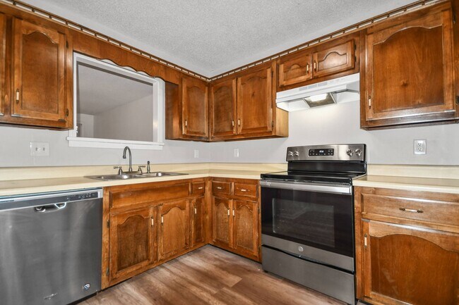 Building Photo - Two Bedroom in Sango!