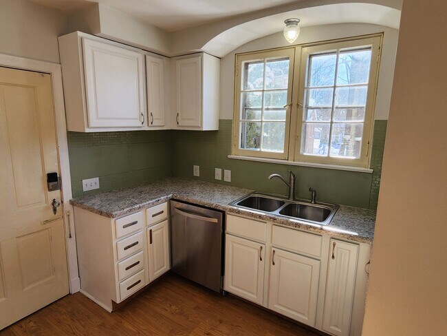 Building Photo - Shorewood 2 bedroom upper