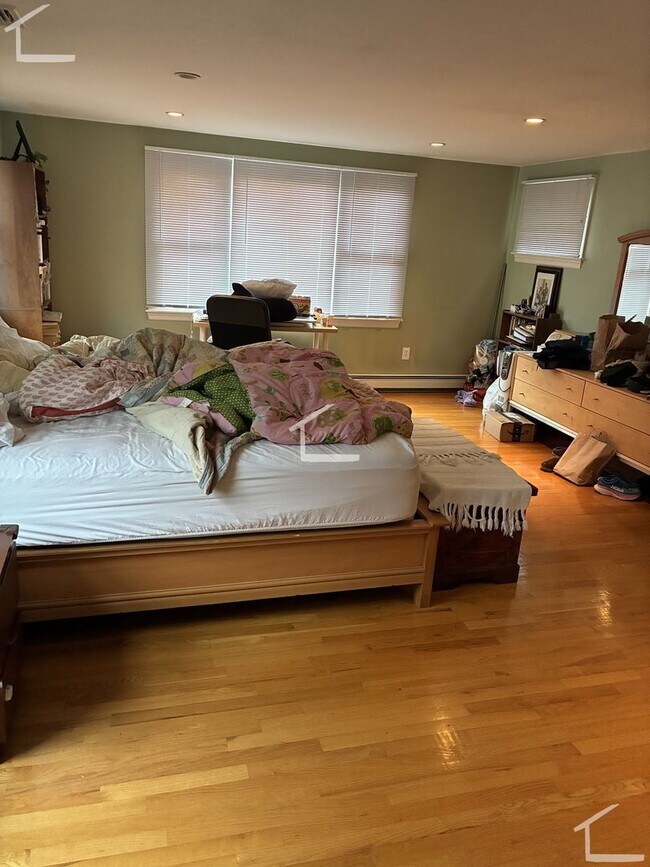 Building Photo - Rent a House in Newton 4bed/2.5 Bath - Parking included!