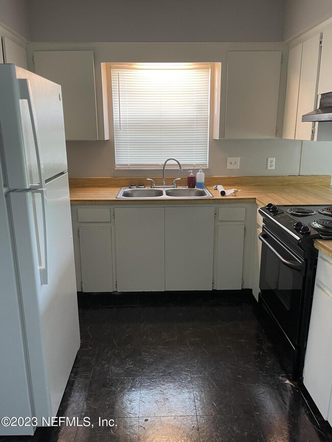 Building Photo - 6073 Shakespeare Dr