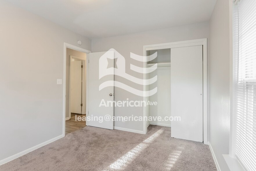 Building Photo - 1933 Dequincy St