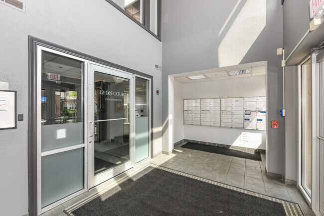 Building Photo - 1515 N Van Buren St