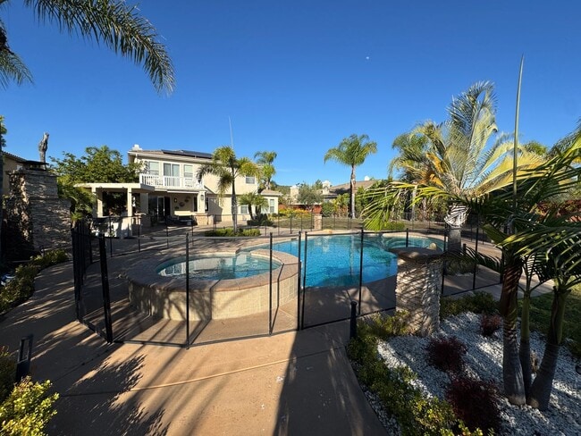 Building Photo - 5 Bedroom Luxury home