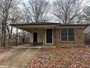 Building Photo - Very nice 3 bedroom/1 bath house with Central Air & Heat