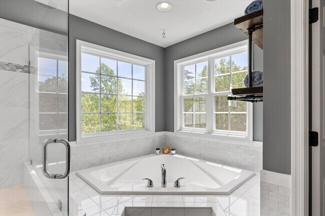 Building Photo - Gorgeous 5 Bed 3.5 Bathroom in Stafford, VA