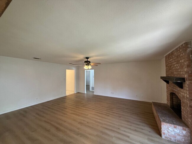 Building Photo - BEAUTIFUL 4 Bedroom 2 Bath  home with spacious backyard AVAILABLE NOW!