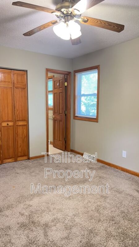 Building Photo - 401 SW Stoney Brook Ln