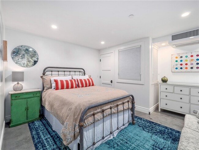 Building Photo - 3403 Laurel Ave