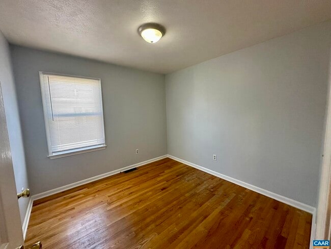 Building Photo - 646 S Delphine Ave