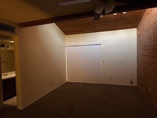 Building Photo - 3708 N Country Club Rd