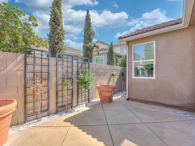 Building Photo - Clean and Spacious 3 Bedroom 2.5 Bathroom Home