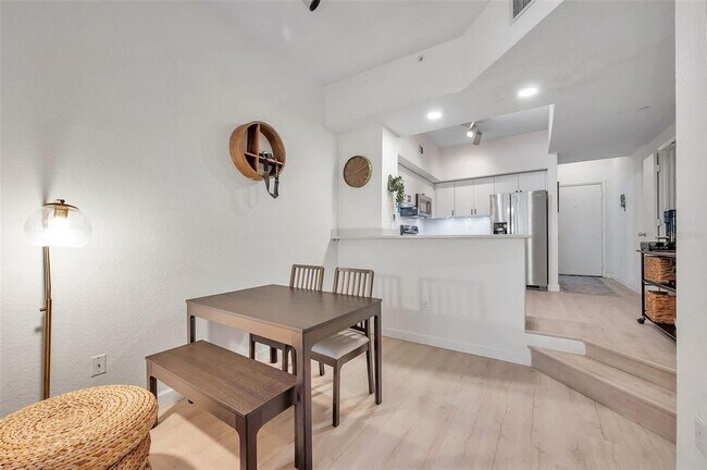 Building Photo - 520 S Armenia Ave