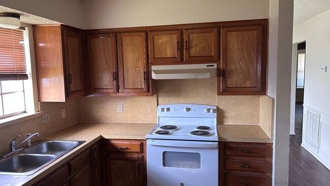 Building Photo - 2 Bedroom/2 Bathroom Duplex
