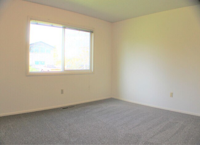 Building Photo - Spacious and charming conveniently located...