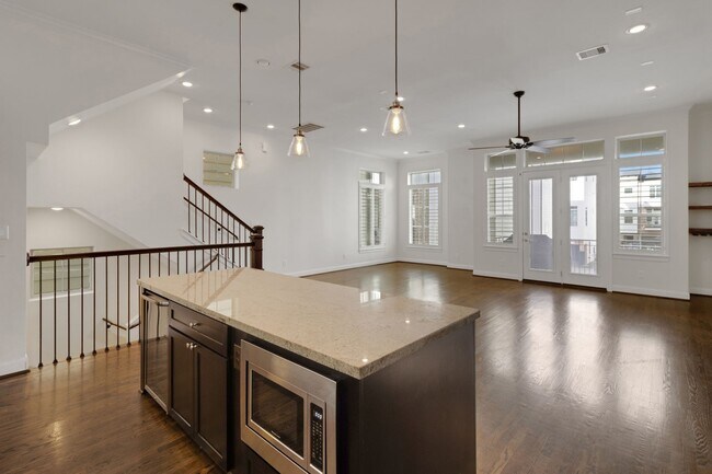 Building Photo - 1030 W 26th St