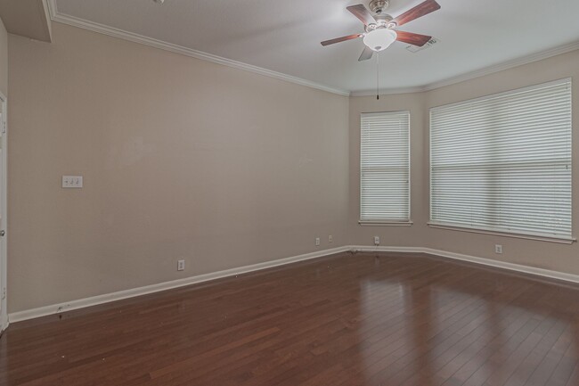 Building Photo - $300 OFF 1ST MONTH RENT IF YOU MOVE IN WIT...