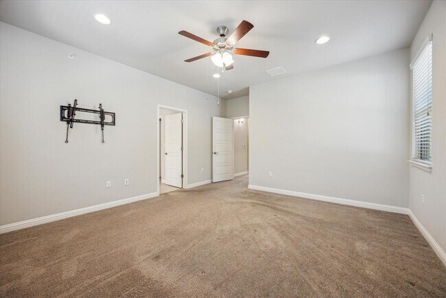 Building Photo - 13800 Lyndhurst St