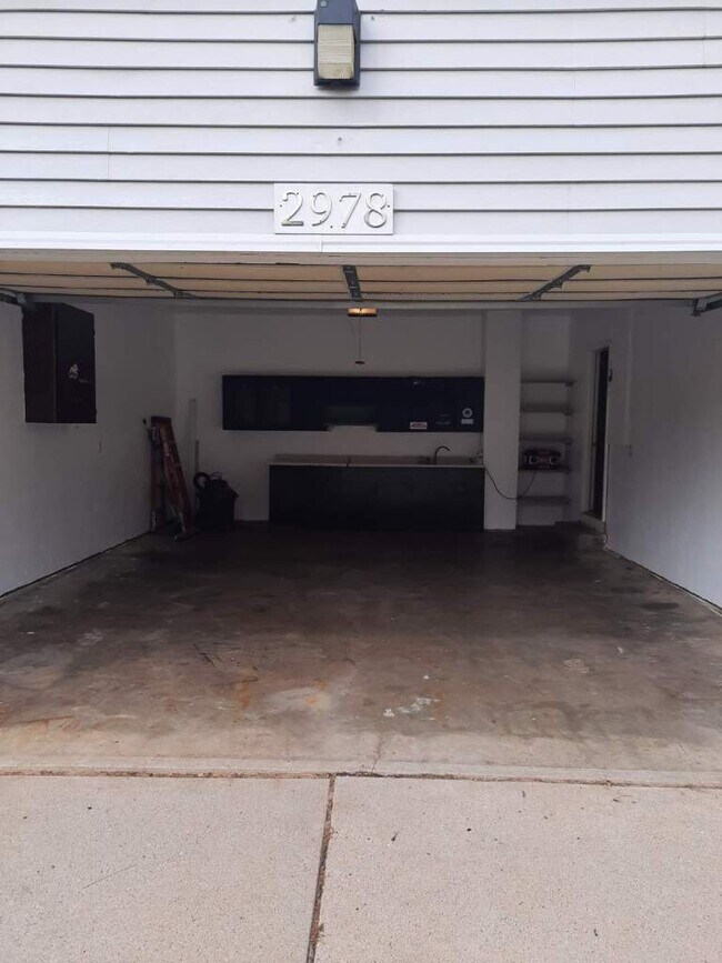 2 stall garage - 2978 Sunshine Pl