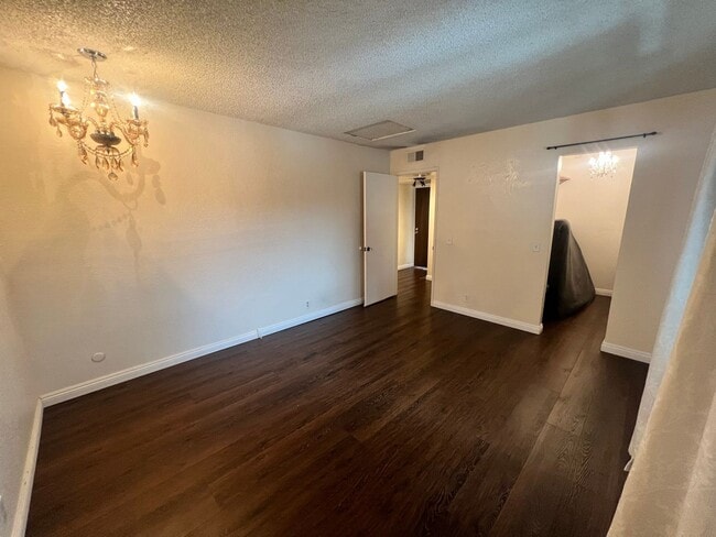 Building Photo - Large 1BR/1BA Updated End Unit (Upper Floor) Condo in Alpine Oaks