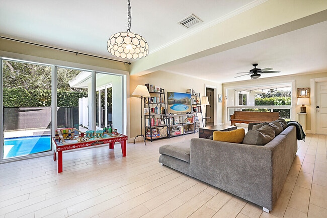 Building Photo - 711 NW 7th Dr