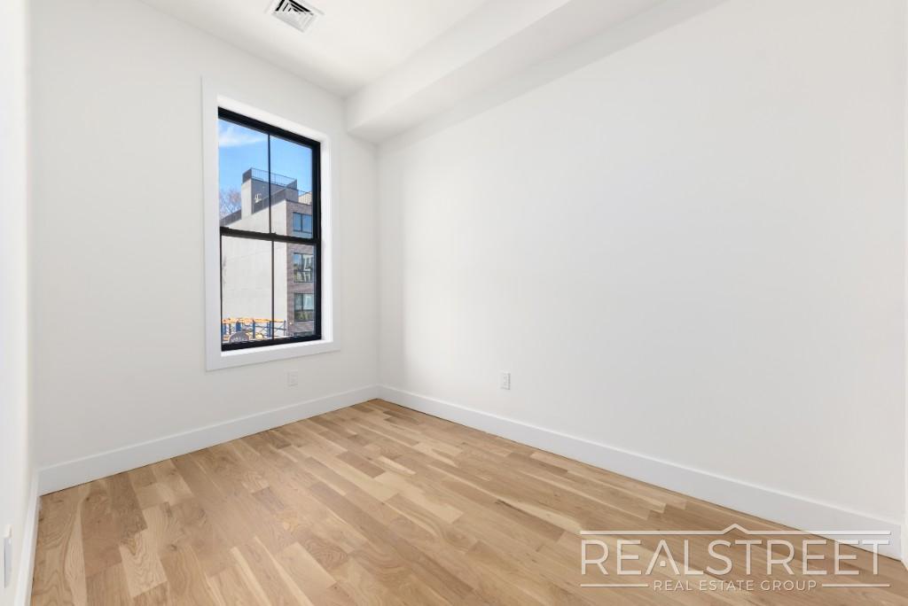 Building Photo - Brand New Large 3 Bed 2 Bath in Bushwick Townhouse!
