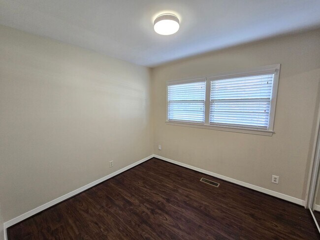 Building Photo - Newly remodeled 3 bed/1 bath home with a 1...