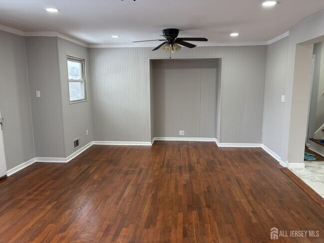 Building Photo - 162 Holly St