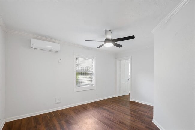 Building Photo - 215 Caplin St