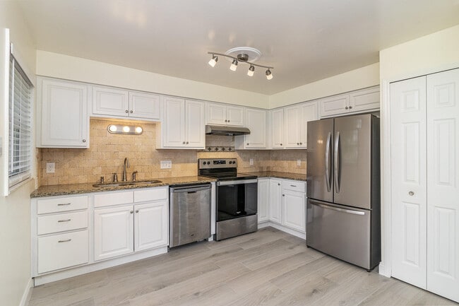 Building Photo - 446 Timberlake Dr