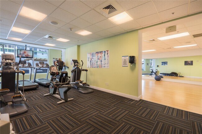 Building Photo - 1750 N Bayshore Dr