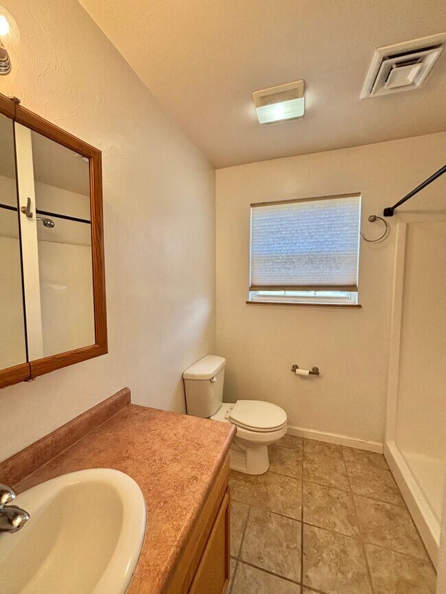 Building Photo - Great 3br/2.5ba, with a bonus space.