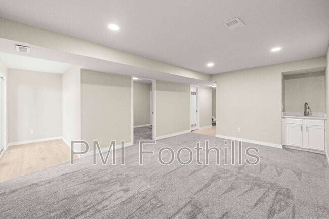 Building Photo - 206 S Holman Way