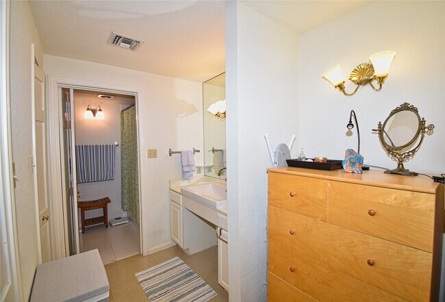 Building Photo - 2425 Underwood St