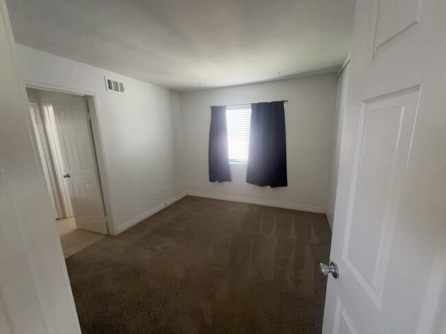 Building Photo - 9586 Shadow Springs Dr