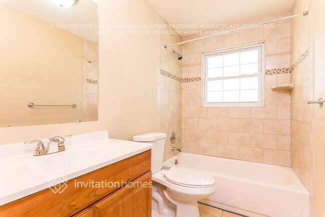 Building Photo - 618 15th Ave Dr E