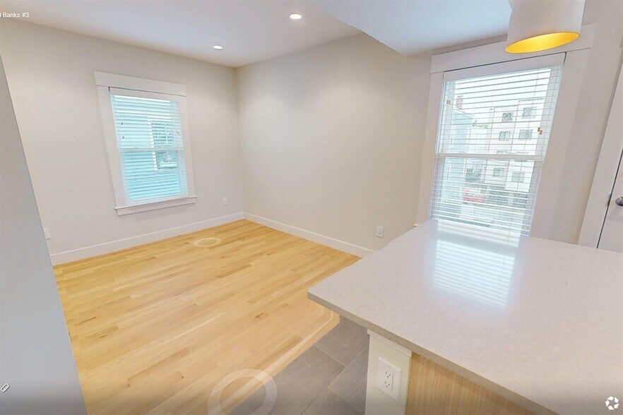 Building Photo - 208 Banks St