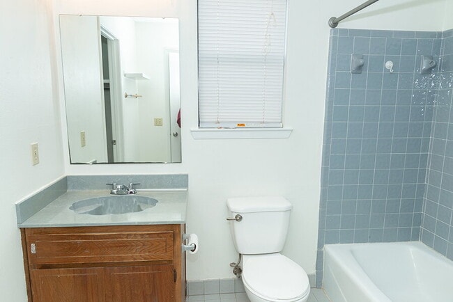 Building Photo - "Charming Townhouse on Hollywood Blvd with Spacious 1156 Sq Ft Layout!"
