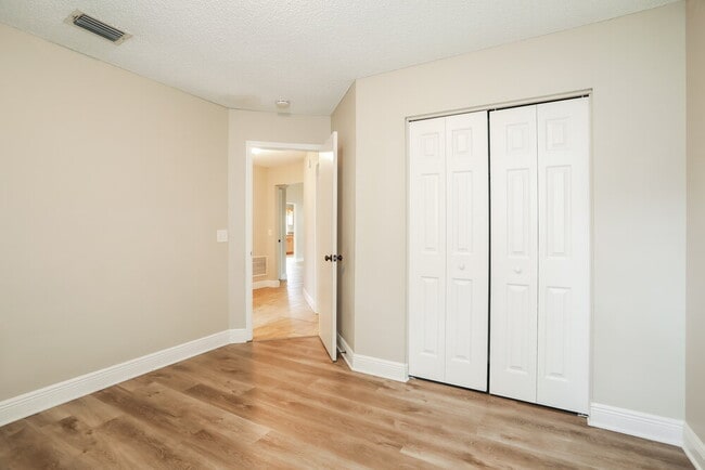 Building Photo - 6145 Island Forest Dr