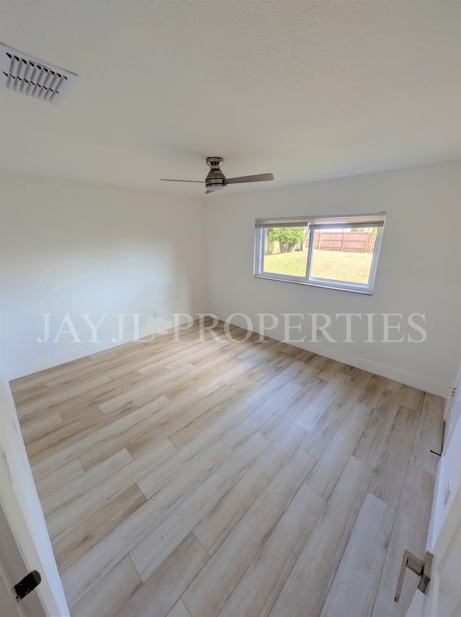 Building Photo - 1997 Bonneville Dr