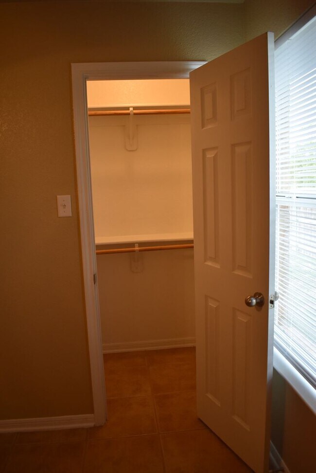 Building Photo - 1600 Nicholas Cir