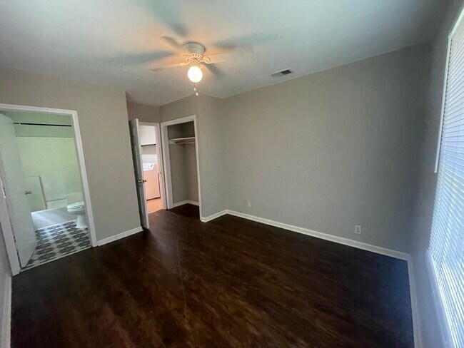 Primary Photo - 103 Forest Way