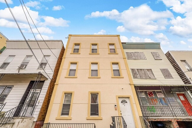 Building Photo - 195 Webster Ave