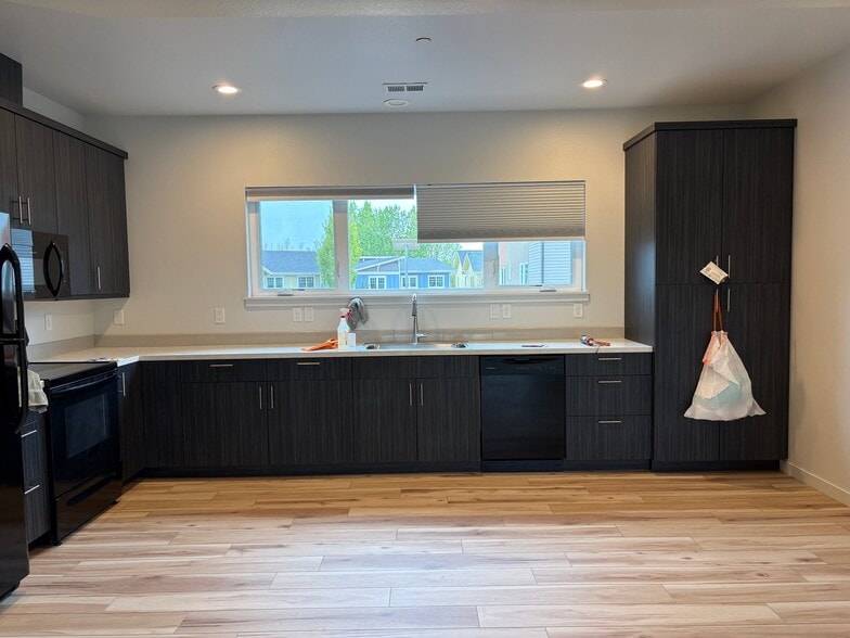 Building Photo - 225 Green Leaf Street