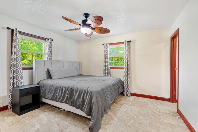 Building Photo - Large Home on Almost 2 Acres!