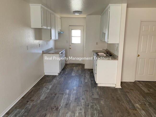 Building Photo - Fully Rehabbed 2 + 1 Rosamond Apartment